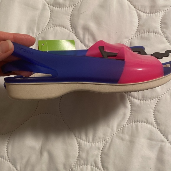 🎈 2 for $45 - NWT ladies colorblock flat Crocs size 5 - Picture 7 of 7
